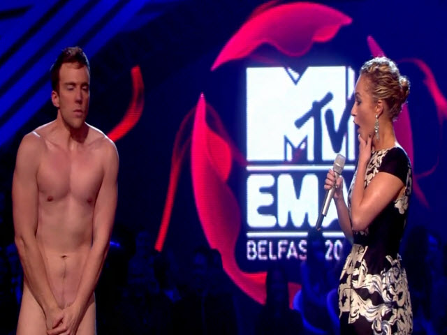 2011 EMA - Main Show | Part 64 | HAYDEN PANETTIERE WALK ON & INTRO AWARD