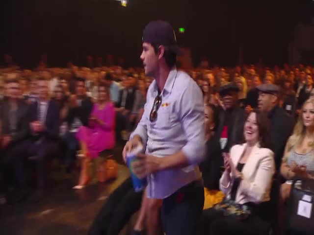 "Taylor Lautner's Abs Are Nowhere To Be Seen, But He Wins Best Shirtless Performance Regardless"