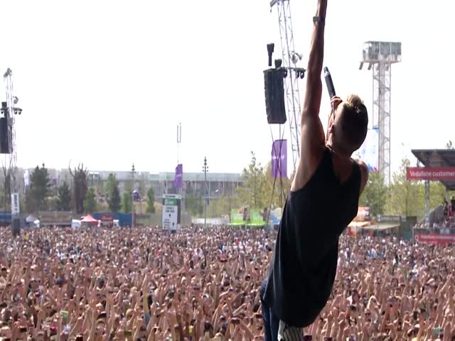 ... At Wireless Festival 2013) | Macklemore & Ryan Lewis | Clip | MTV.FR