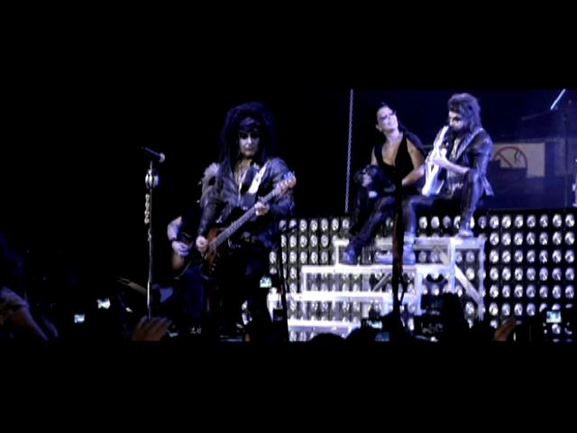 Llama Por Favor (feat. Moderatto)