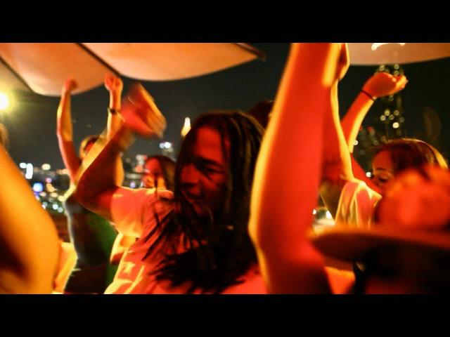 No Hands [feat. Roscoe Dash and Wale]